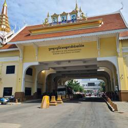 Touristen rechts die Treppe hoch bitte