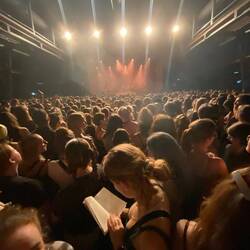 Carla che legge nel bel mezzo di un concerto perché sì. Giochino,livello super ultra hard: trovatemi