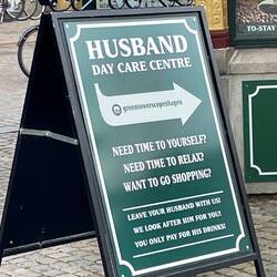 This is a bar in a lovely square where tou can leave your hysband and go and shop in peace!