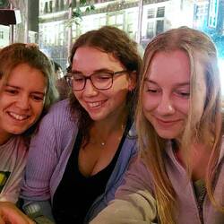 Michelle, Fabia und ich beim Real sein📱😂