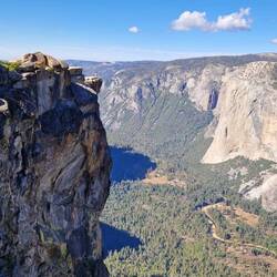 Nina blickt in die Tiefe vom Taft Point