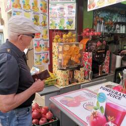 Hier gibt es frisch gepressten Granatapfelsaft, lecker und gesund