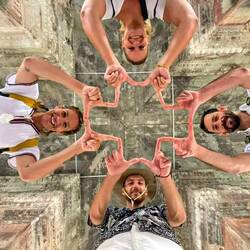 1 Ami, 1 Kanadierin, 1 Franzose eine Deutsche bilden genau das Zentrum des Tempels