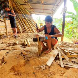 Helfen bei den Bambusmöbeln