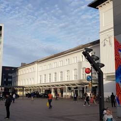 das H+ Hotel mit Tape Over-Graffiti-Kunst am Bahnhofsvorplatz
