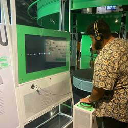 Simon hygger sig med de interaktive ting