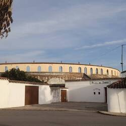 Übernachtung bei der Arena de Toros in Higuera La Real