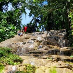 Nur wenige Menschen erklimmen den Konoko Wasserfall