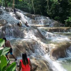 Planschen im Wasserfall