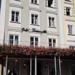 im Café Tomaselli sind alle Tische besetzt 😢