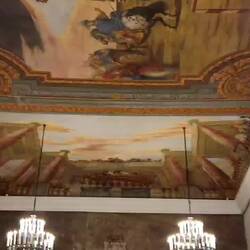 durch die perspektivische Malweise stellen sich beim Näherkommen die Säulen des Deckengemäldes auf