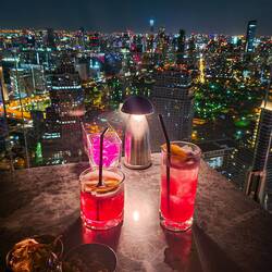 Erste Runde Moon Bar Cocktails