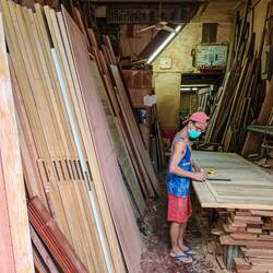 Hier werden auch Türen hergestellt. Handarbeit pur