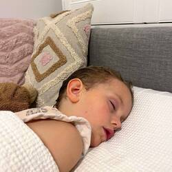 Heidi schläft in meinem Bett