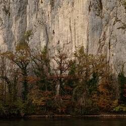 Questi tipi facevano l'arrampicatina aiuto bellissimo (centro foto, sulla pietra)