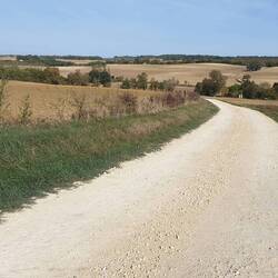Schotterweg mit Pilgerinkopf 😉