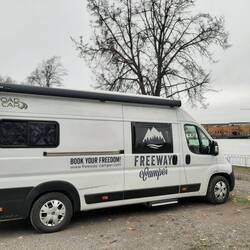 Unser Camper, Stellplatz am Wasser in der Stadt