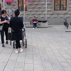 Un tizio che suona un coso