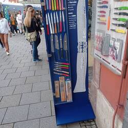 Un'esposizione di coltelli