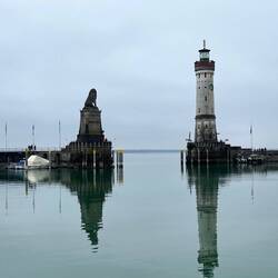 Am Hafen- die Berge im Nebel verschwunden