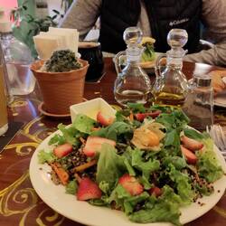 Wir riskieren es - Salat mit Quinoa und Erdbeeren 😋