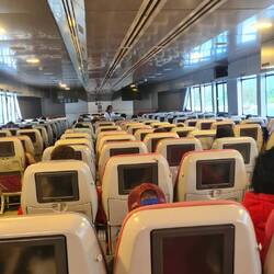 Innenraum der Fähre - die Fernseher funktionierten aber nicht