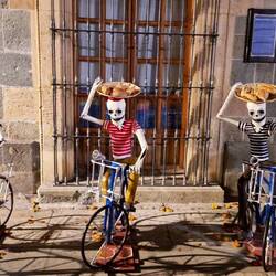 Fahrrad fahrende Skelette, was sonst