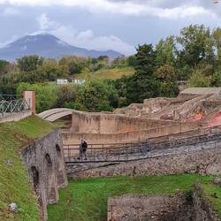 Im Hintergrund der Vesuv