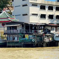 You see these houses all along the river, innetween the nice hotels.