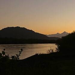 La mer! Monte Yate dans le lointain