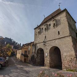 Archway called Turnul Croitorilor. Has two way car traffic.