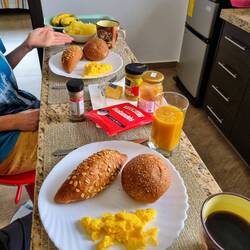 Frühstück in unserem tollen Apartment 🥐