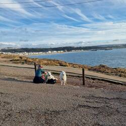 Hier sieht man die andere Seite der Bucht, und das Meer ist hier ruhig.