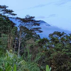 Da hinten blitzt der Agung durch die Wolken
