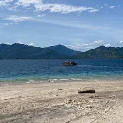 Müllboot - bringt den Müll nach Lombok