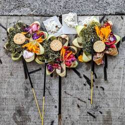 Hinduistische Opfergabe an einem Warung