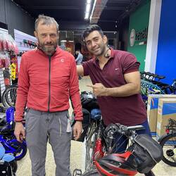 Die Jungs vom Bikeshop. Eine Box bekomme ich dort.