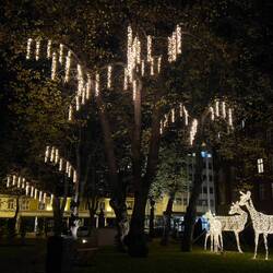 Weihnachtsschmuck in der Nähe der Statue von Olav Tryggvason