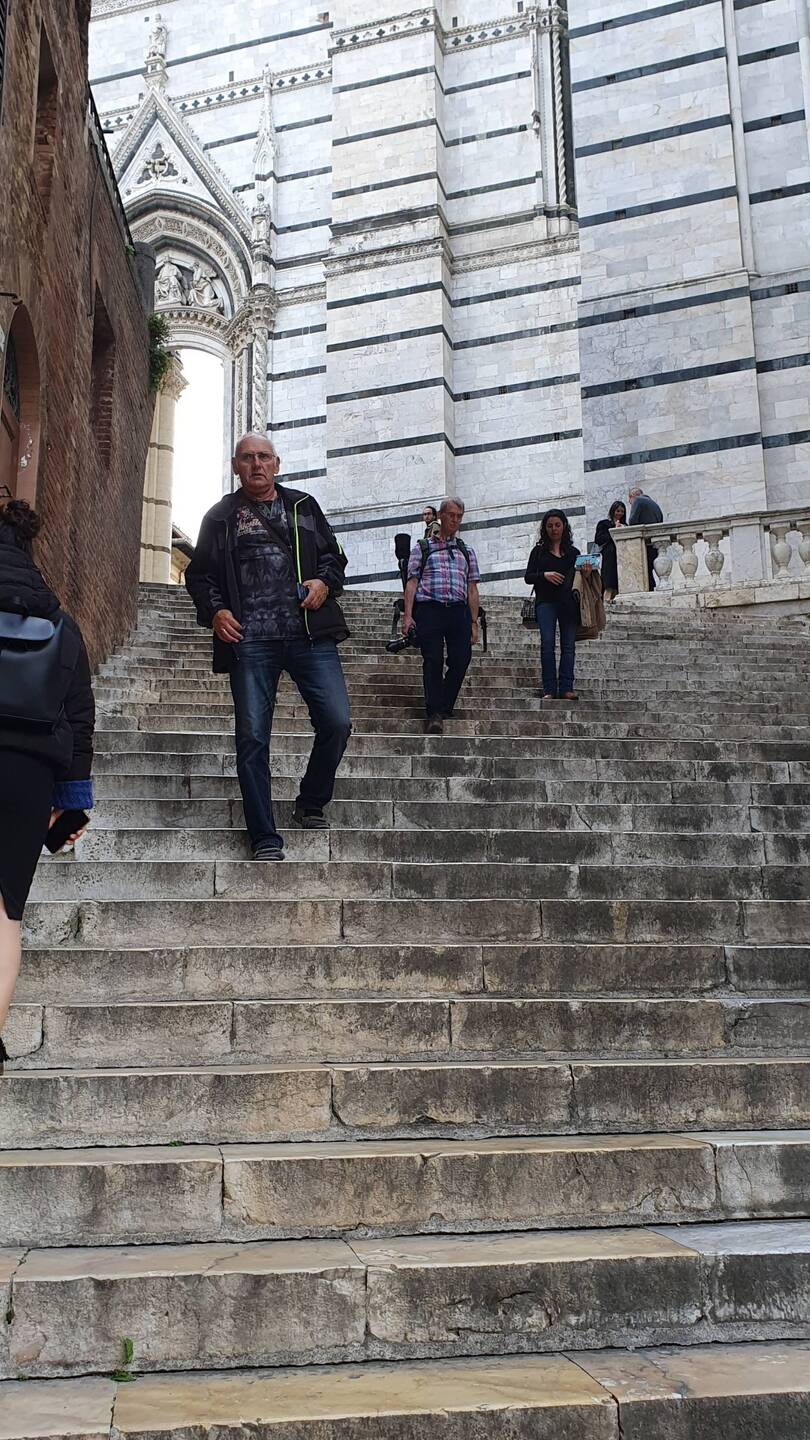 Auf der Treppe zum Baptisterium