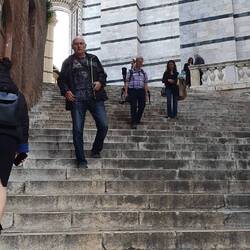 Auf der Treppe zum Baptisterium