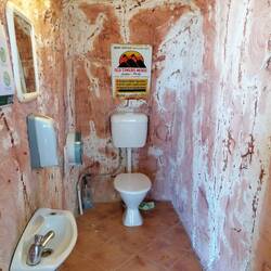 Eine unterirdische Toilette. 🚽