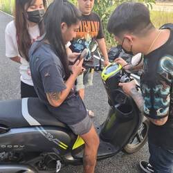 Alle versuchen den Roller anzubekommen🙈