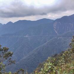 Die Death road von weitem - da geht's runter 😃