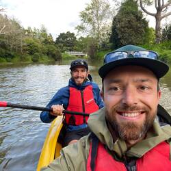 Descente de la Puhoi river en kayak.