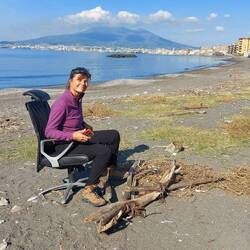 Bye bye Napoli, bonjour Castellammarre. Tu le vois le Vésuve ?