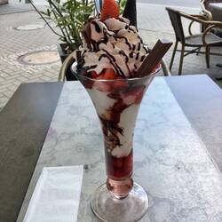 Erdbeer-Joghurt-Becher