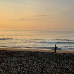 Der frühe Surfer fängt die Welle