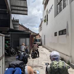 Der Stapel Sperrholzplatten passt gerade so unter dem Dachvorsprung durch