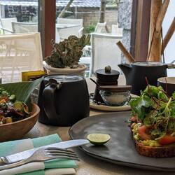 Leckere Bowl und Avo-Toast im glow