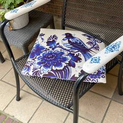 Even the cushions have Delft artwork